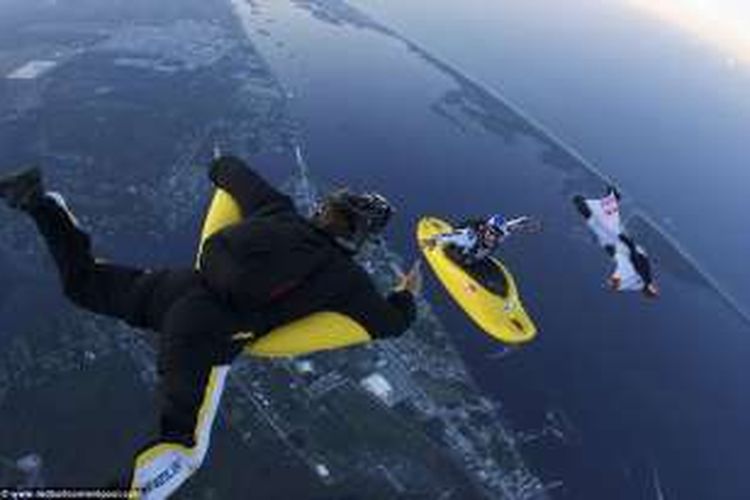 Skyaking olahraga ekstrem yang menggabungkan dua jenis olahraga yakni kayaking dan sky diving. 
