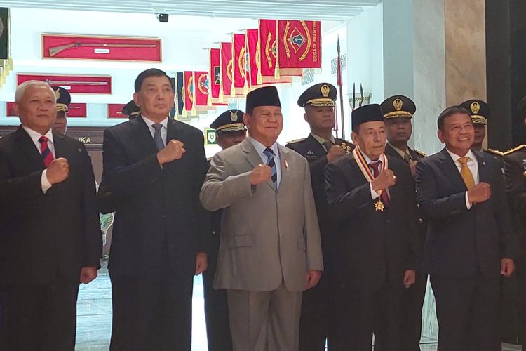 Menteri Pertahanan RI Prabowo Subianto menganugerahkan penghargaan Dharma Pertahanan kepada anggota Dewan Pertimbangan Presiden (Wantimpres) Muhammad Lutfhi bin Yahya atau Habib Lutfhi.  Penghargaan itu diberikan Prabowo ke Habib Lutfhi di Gedung Jenderal Sudirman, Kantor Kementerian Pertahanan, Jakarta Pusat, Senin (25/9/2023).