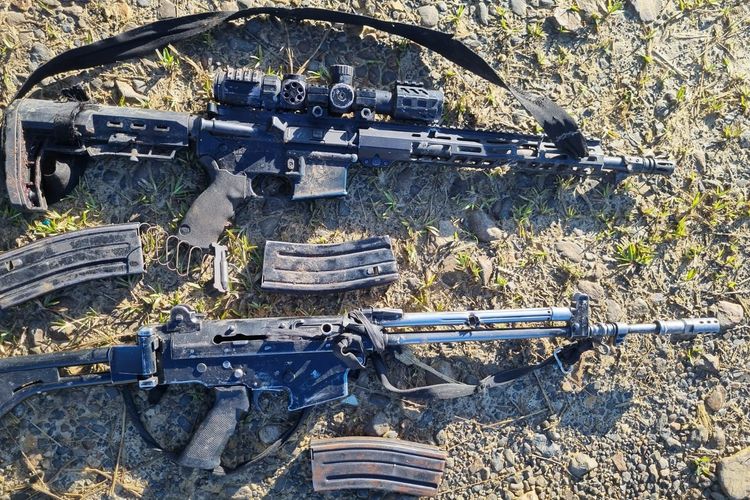 Dua senjata Laras panjang yang berhasil diamankan Satgas Damai Cartenz usai menyergap KKB di Distrik Oksibil, Kabupaten Pegunungan Bintang, Papua Pegunungan, Sabtu (30/9/2023)