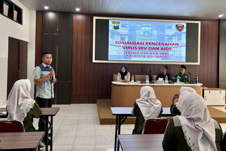 Polisi Edukasi Bahaya HIV/AIDS kepada Pelajar di Sidoarjo