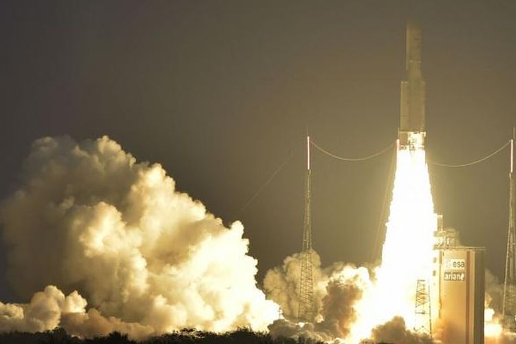 Launch Vehicle Ariane 5 VA 235 saat mulai meluncur membawa Satelit Telkom 3S dari Guiana Space Center, Kourou, French Guiana, Selasa (14/2/2017)