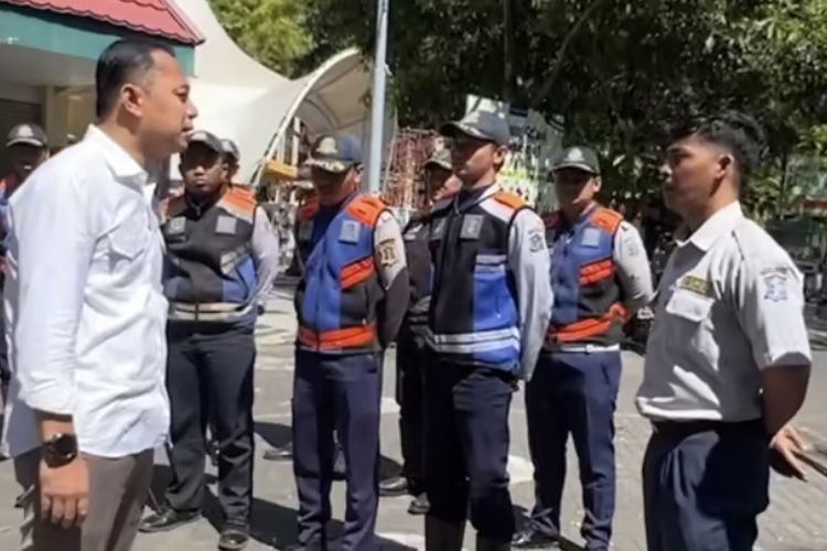 Wali Kota Surabaya, Eri Cahyadi saat memarahi anggota Dishub di KBS, Jumat (12/7/2024).