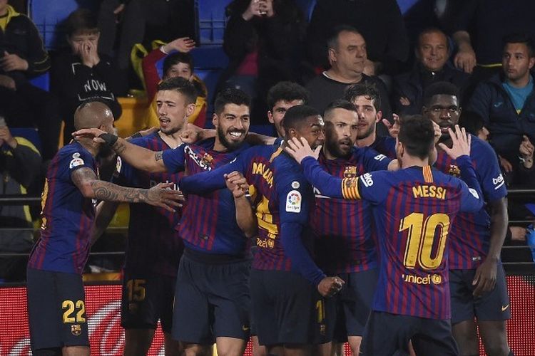 Pemain Barcelona merayakan gol Luis Suarez dalam pertandingan Liga Spanyol antara Villarreal vs Barcelona di Stadion La Ceramica pada Selasa (2/4/2019).