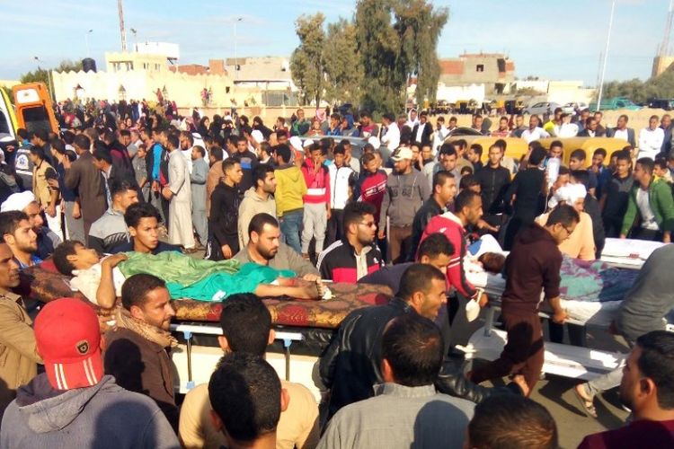 Warga menggotong korban luka akibat serangan brutal di masjid Rawda, provinsi Sinai Utara, Mesir.