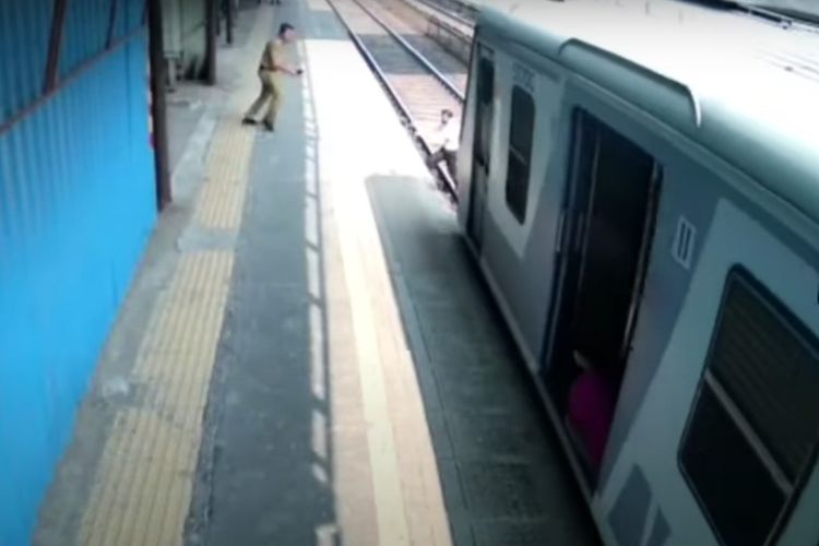 Tangkapan layar dari video rekaman CCTV di stasiun kereta api Dahisar, Mumbai, India, saat seorang pria nyaris tertabrak kereta api akibat menyeberang rel, pada Jumat (1/1/2021).