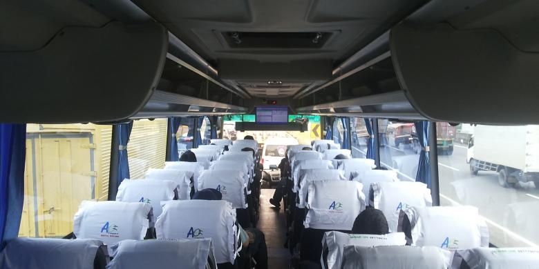 Kondisi di dalam bus Jabodetabek Residence (JR) Connexion yang melayani pemberangkatan dari Lippo Cikarang di Bekasi.