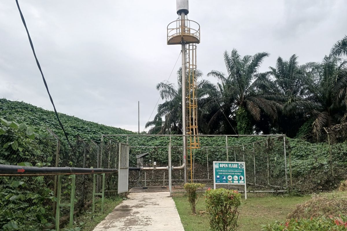 Flare berfungsi untuk membakar secara sempurna kelebihan suplai gas metana yang tidak mampu diolah gas engine menjadi listrik. 