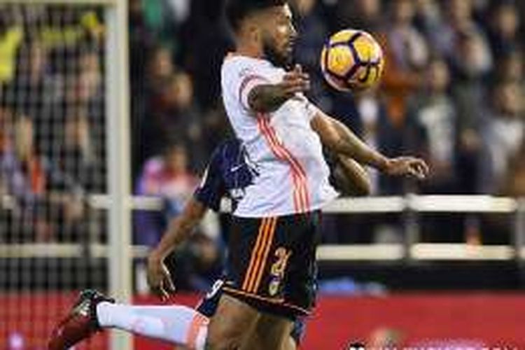 Bek Valencia, Ezequiel Garay, beraksi mengamankan daerah pertahanannya dari serbuan pemain Malaga pada laga di Mestalla, Minggu (4/12/2016). 