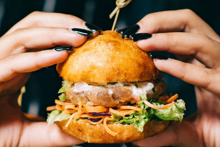 Makan junk food terlalu sering bisa membuat kemampuan otak menurun.