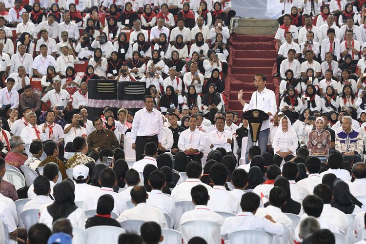 Presiden Joko Widodo menyampaikan arahan saat bertemu dengan Tenaga Harian Lepas (THL) Tenaga Bantuan Penyuluh Pertanian (TBPP) di GOR Jatidiri, Semarang, Jawa Tengah, Minggu (3/2/2019). Presiden dalam kesempatan tersebut menyampaikan tentang adanya peluang sebanyak 17 ribu THL TBPP diangkat menjadi Aparatur Sipil Negara (ASN).