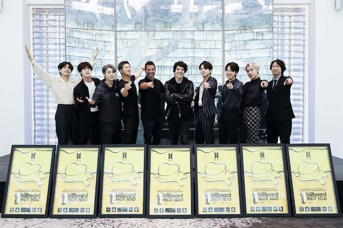 BTS berfoto dengan CEO HYBE Labels, Shin Yong Jae, dan CEO Columbia Records, Ron Perry.