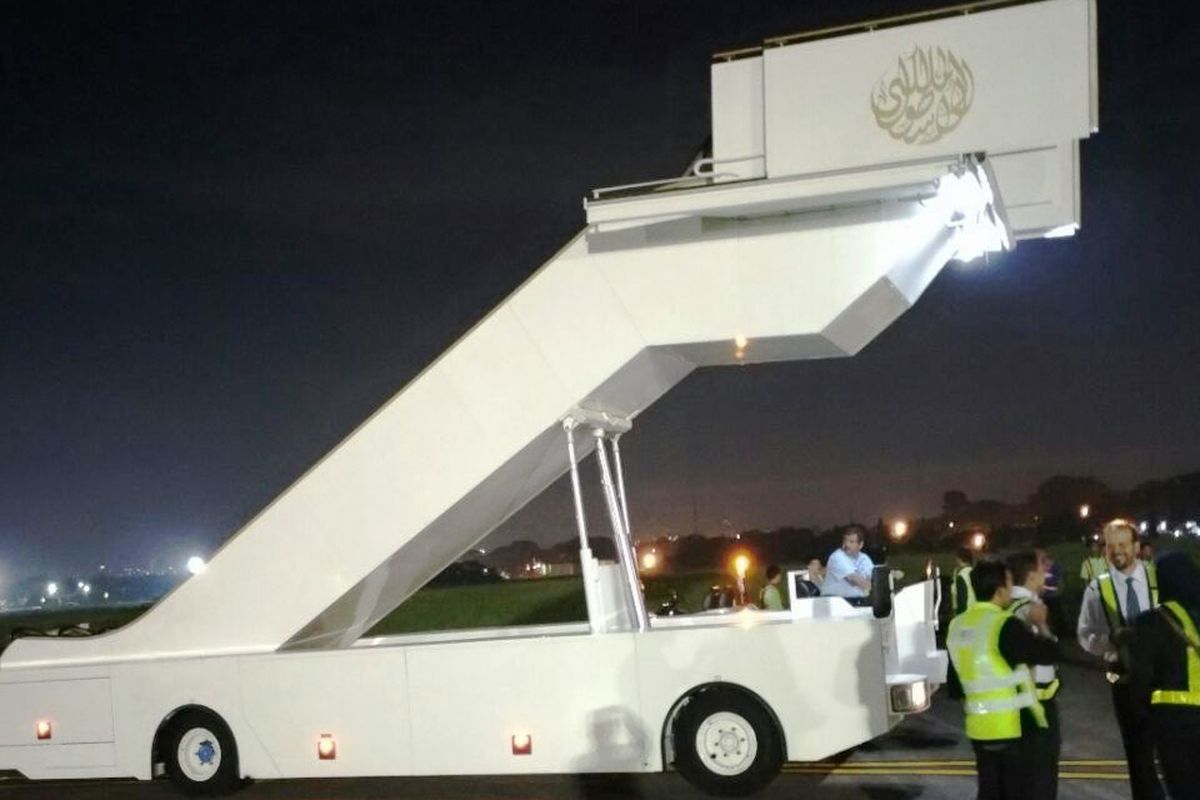 Tangga motorized atau excavator yang khusus digunakan oleh Raja Salman telah mendarat lebih dulu sejak tengah malam tadi di Bandara Halim Perdanakusuma dan Bandara Ngurah Rai Bali.
