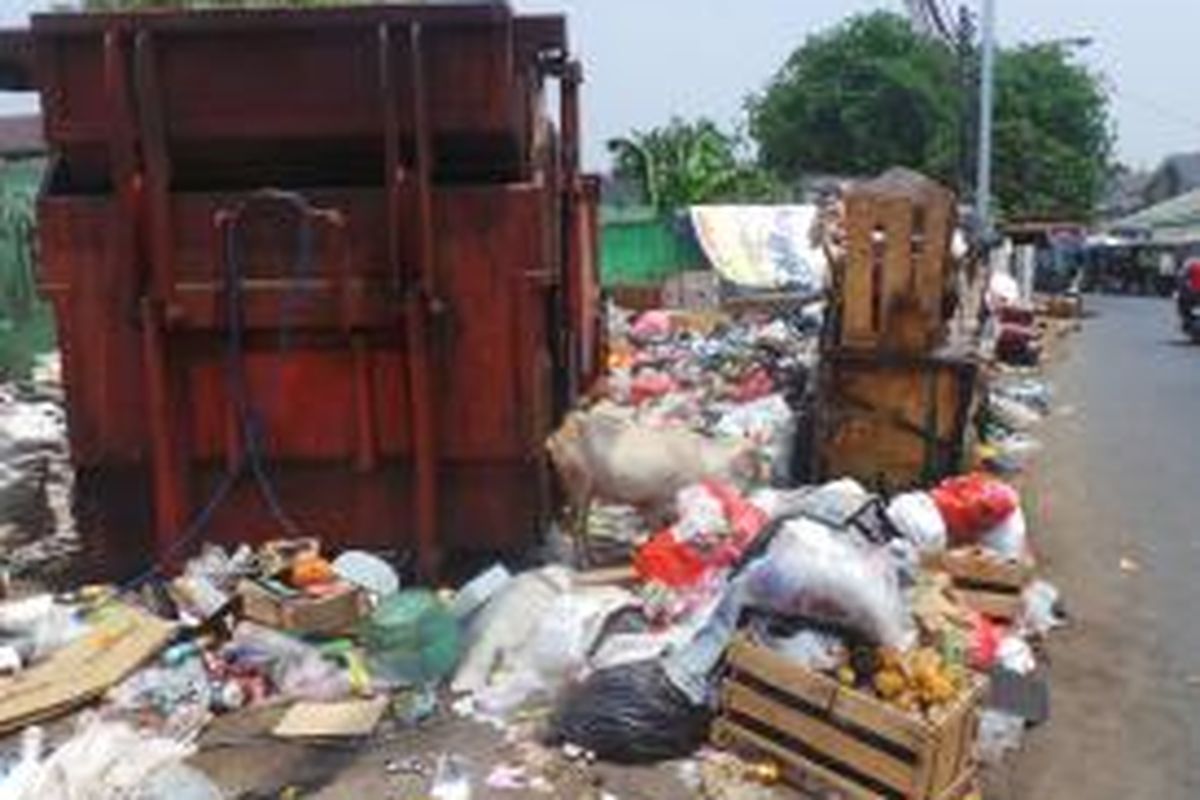 Sampah di tempat pembuangan sementara (TPS) Cipinang Besar Selatan (Cibesel), Jatinegara, Jakarta Timur memasuki hari ketiga teronggok. Penyebabnya karena truk pengangkut yang biasa beroperasi membawa sampah dari TPS itu tak dapat membuangnya ke Bantar Gebang. Rabu (4/11/2015)