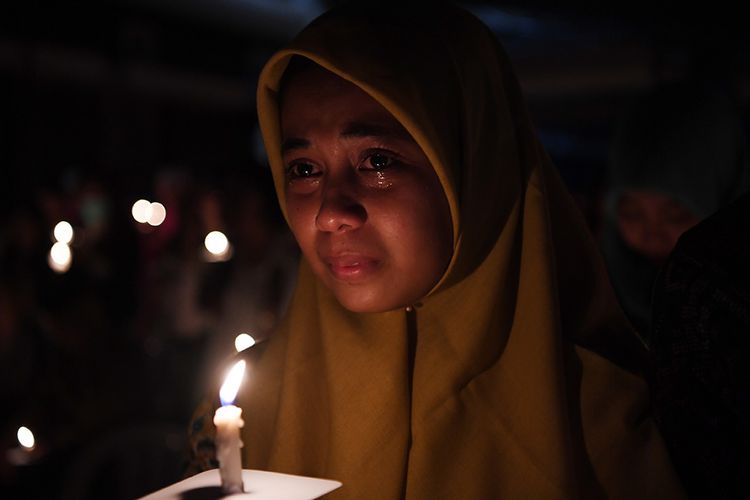 Seorang umat muslim meneteskan air mata ketika mengikuti doa bersama lintas agama saat peringatan setahun tragedi bom gereja Surabaya di Gereja Katolik Santa Maria Tak Bercela, Surabaya, Jawa Timur, Senin (13/5/2019). Pada peringatan tersebut digelar juga doa lintas agama yang dihadiri sejumlah pemuka agama.