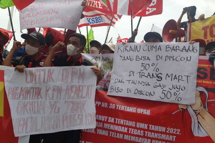 Aksi ribuan buruh di Palembang meminta agar Upah Minum Provinsi (UMP) Sumatera Selatan dinaikan, Selasa (30/11/2021).