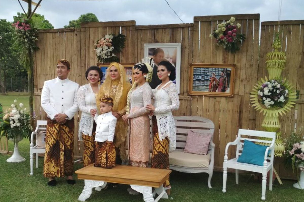 Penyanyi Vicky Shu (kedua dari kanan) menjelang akad nikah dengan Ade Imam di Candi Borobudur, Magelang, Jawa Tengah, Sabtu (23/9/2017).