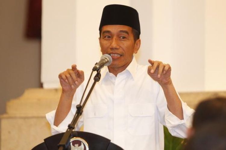 Presiden Joko Widodo menjawab sejumlah pertanyaan wartawan istana kepresidenan dalam acara berbuka bersama di Istana Negara, Jakarta, Senin (6/7/2015). Acara ini juga dihadiri oleh sejumlah menteri Kabinet Kerja dan diisi dengan shalat berjamaah dengan wartawan.