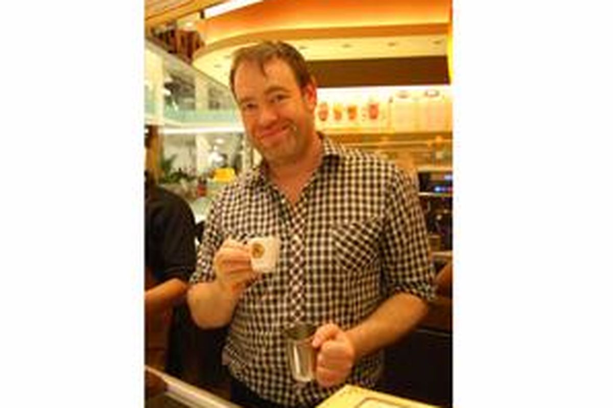Gwilym Davies, World Champion Barista 2009 datang ke Jakarta untuk membagi pengetahuannya mengenai cara pembuatan kopi terkini.
