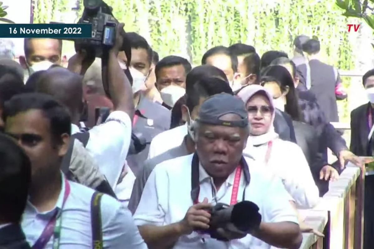 Tangkapan layar YouTube Menteri PUPR Basuki Hadimuljono jadi fotografer saat menemani Presiden Joko Widodo di Taman Hutan Raya Mangrove Ngurah Rai Bali, Rabu (16/11/2022).