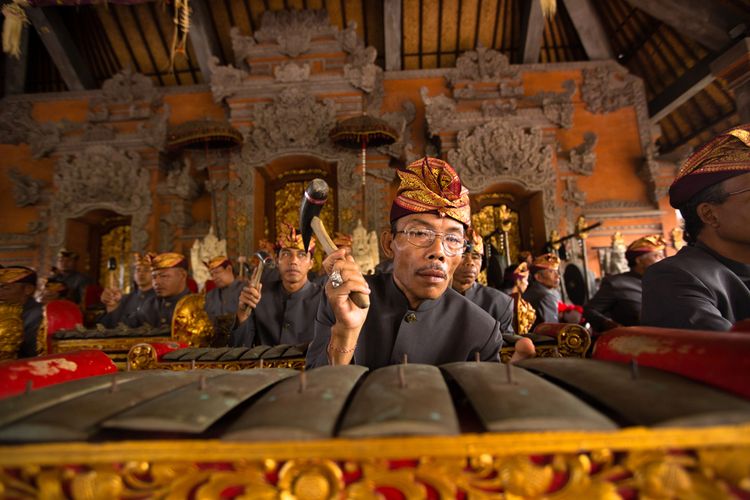 Para pemusik Bali tengah memainkan gamelan.