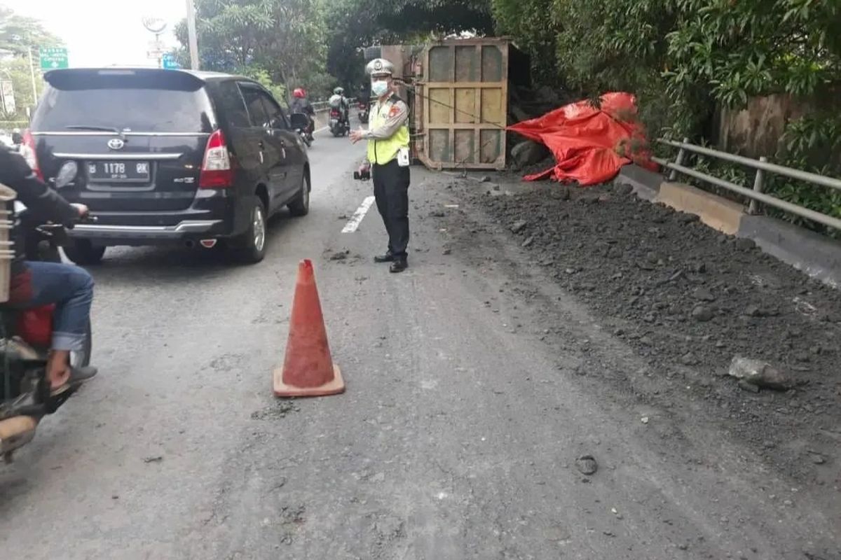 Sebuah truk bermuatan pasir mengalami kecelakaan tunggal di Jalan S. Parman, Grogol Petamburan, Jakarta Barat, pada Jumat (28/10/2022). 