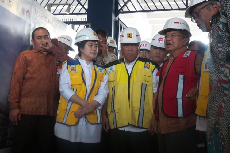 Wakil Presiden Jusuf Kalla saat mengecek kesiapan Stadion Utama Gelora Bung Karno yang akan digunakan sebagai salah satu venue Asian Games 2018, Minggu (26/3/2017). Ada sejumlah lokasi yang akan dicek Wapres hari ini.