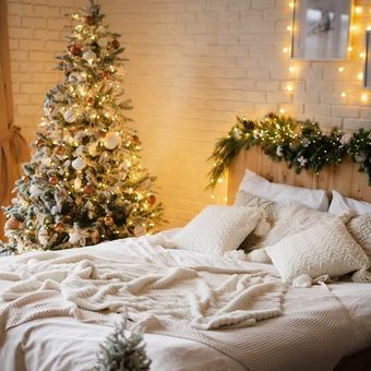 Ilustrasi dekorasi Natal di kamar tidur.