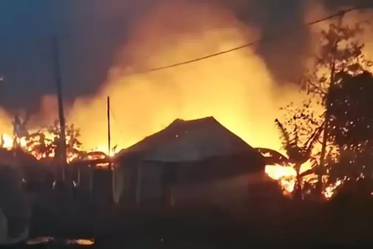 Kebakaran Penampungan Limbah Kayu di Sukabumi Berkobar 8 Jam, Api Merembet ke Kebun Warga