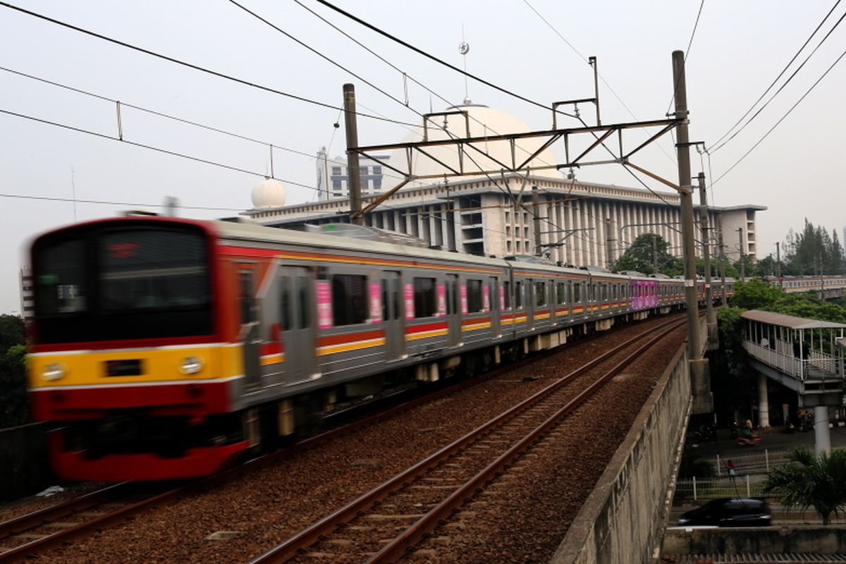 Kereta listrik (KRL) Jabodetabek melintas di Stasiun Juanda, Jakarta Pusat, Rabu (9/8/2017).