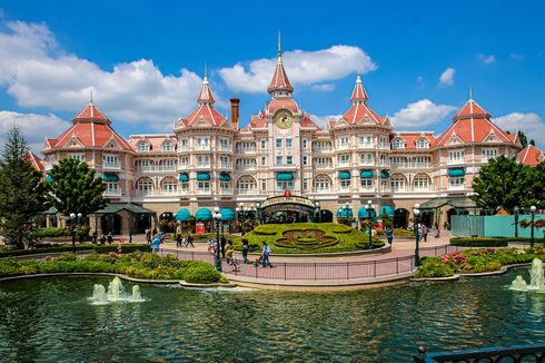 Disney World dan Disneyland Resorts Perpanjang Waktu Tutup