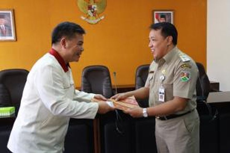 Wakil Walikota Magelang, Joko Prasetyo (kanan) menyerahkan hibah secara simbolis kepada Ketua KONI Kota Magelang, Slamet Santoso, di kantor Pemkot setempat, Senin (8/7/2013).
