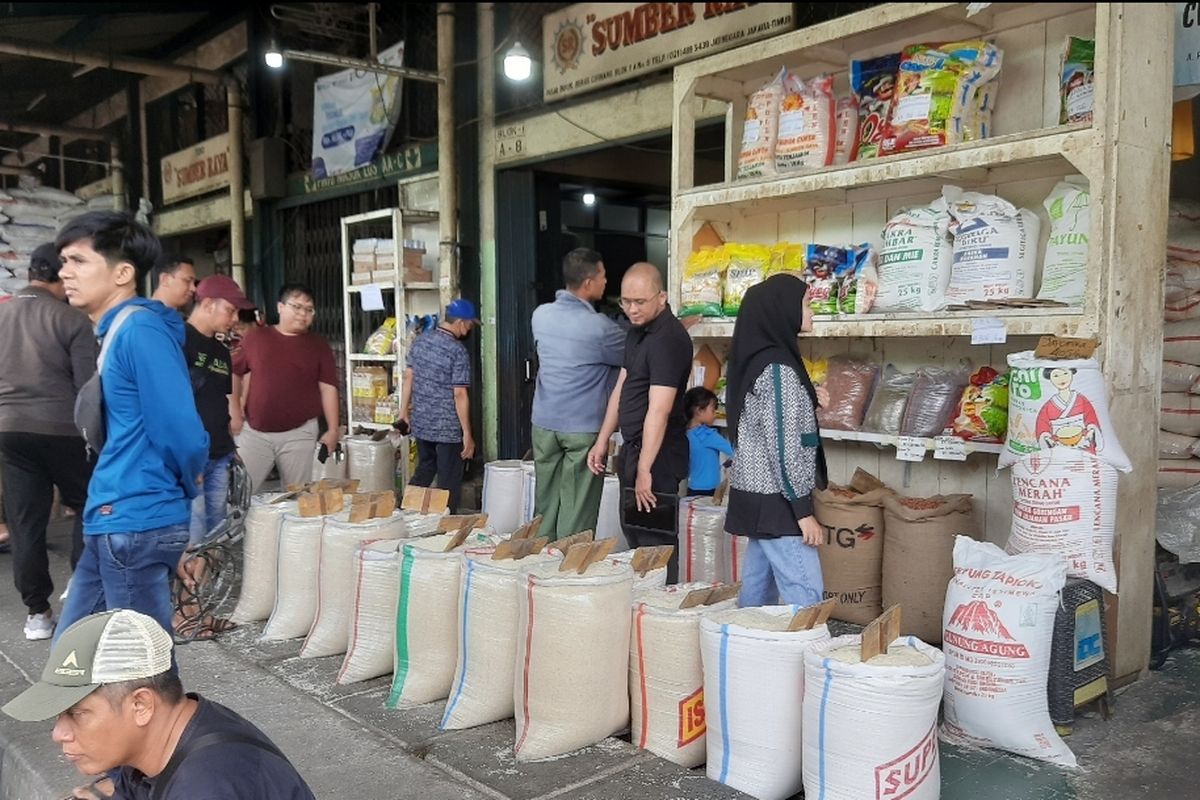Pembeli memadati Pasar Induk Beras Cipinang Jakarta Timur, Minggu (18/2/2024).  Diketahui, harga beras kini di pasar tersebut kini turun sedikit demi sedikit setelah kedatangan Presiden Joko Widodo pada Kamis (15/2/2024).