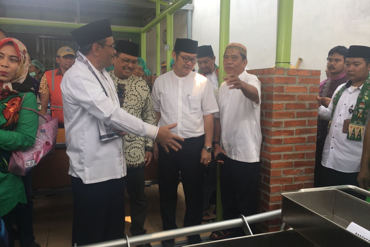 Gubernur DKI Jakarta Djarot Saiful Hidayat meninjau tempat pemotongan hewan kurban saat Idul Adha di Masjid Baiturrahman Al-Haq, Petukangan Utara, Pesanggrahan, Jakarta Selatan, Jumat (1/9/2017). 