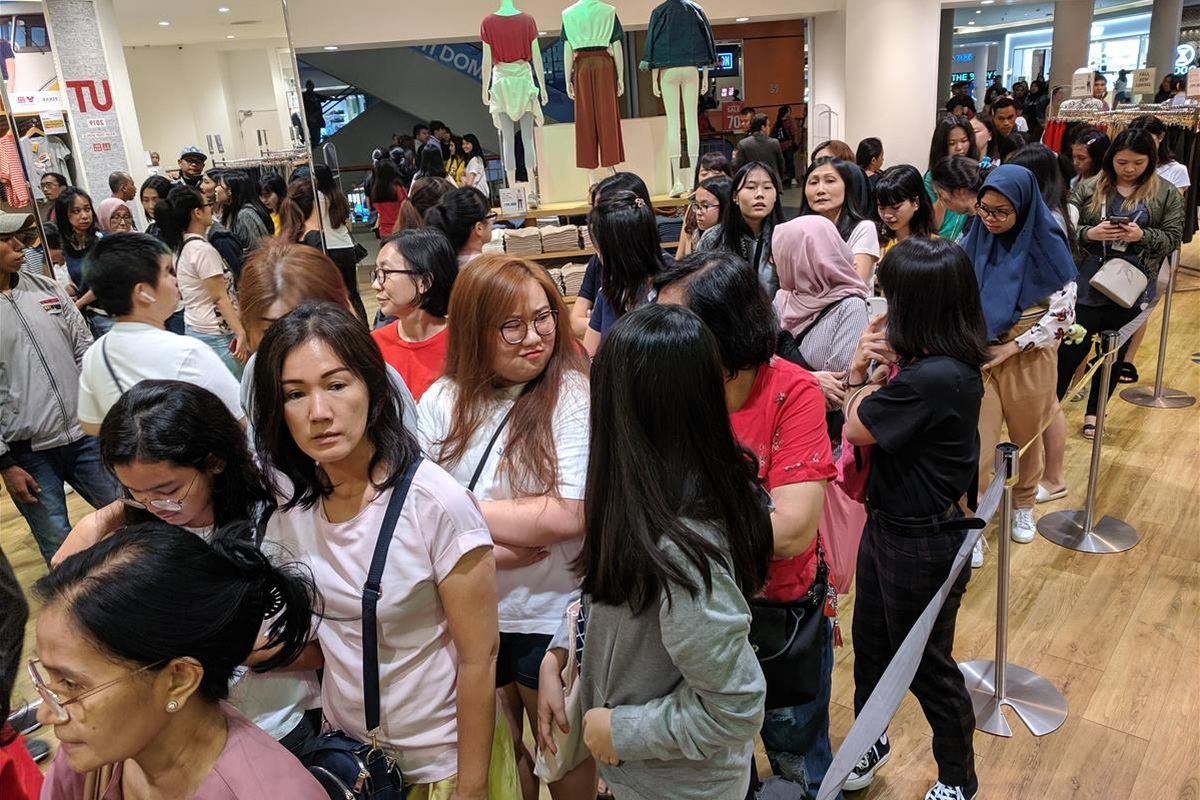 Antrean warga yang ingin membeli baju Uniqlo X BT21 di Mall Kelapa Gading Jakarta Utara