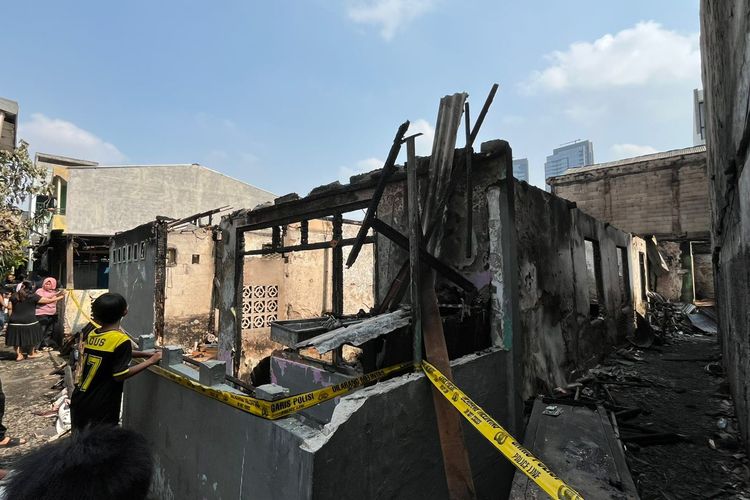 Kebakaran 10 rumah di Jalan Pendurenan Masjid Raya, Karet Kuningan, Jakarta Selatan, Sabtu (27/9/2025).