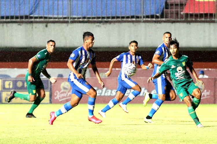 Aksi pada laga Liga 1 2021-2022 antara Persebaya dan Persiraja di Stadion Maguwoharjo, Yogyakarta, pada Minggu (31/10/2021).
