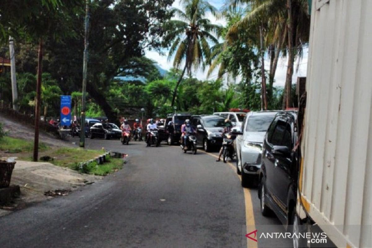 Antrean kendaraan wisatawan di jalur menuju objek wisata Taman Bumi Ciletuh di Palabuhanratu, Kabupaten Sukabumi, Jawa Barat. 