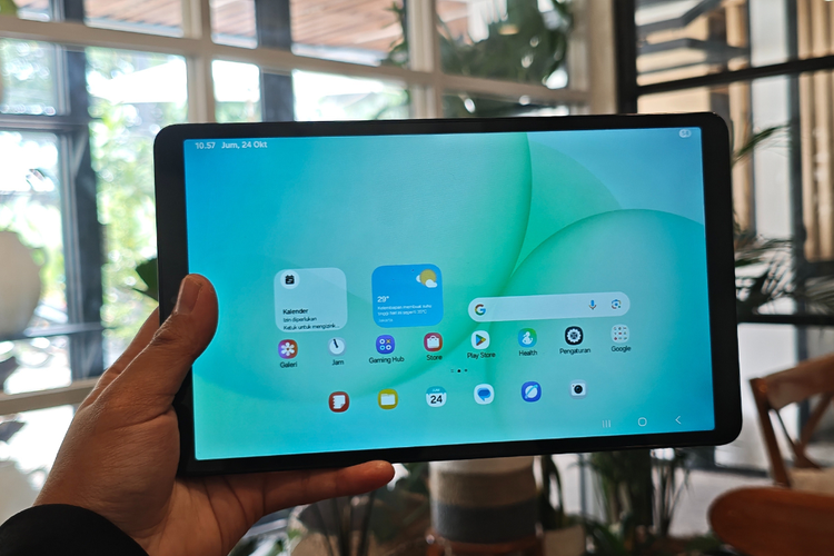 Layar tablet Samsung Galaxy Tab A11 saat dalam posisi horizontal. Ukuran layar dan bodinya yang terbilang mungil ini terasa sangat compact digenggam dengan satu tangan. Bobotnya pun cukup ringan hanya sekitar 337 gram.