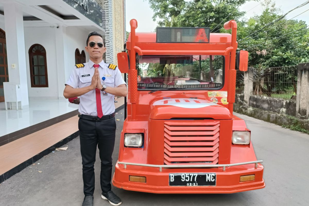 Ari Jambul (32), sopir odong-odong di wilayah Tangsel ini kerap mengenakan seragam pilot saat mengemudi. Foto diambil kompas.com pada Rabu (11/1/2023). 