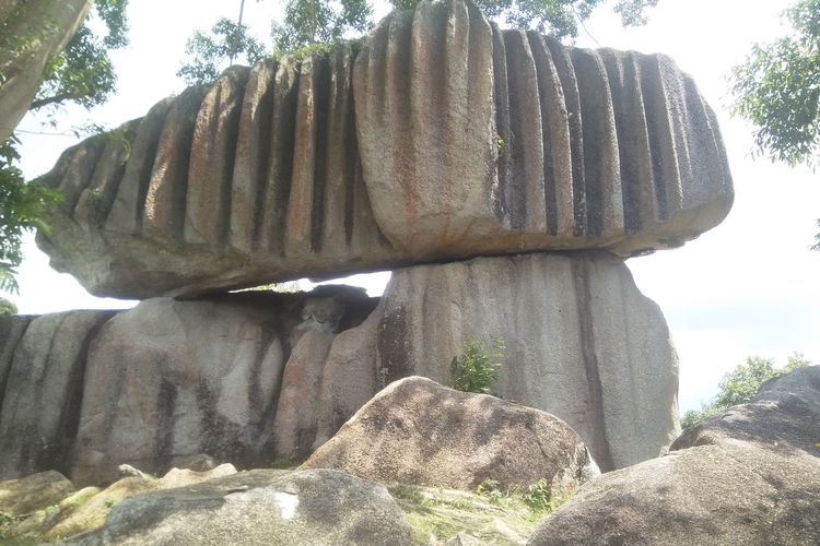Ilustrasi Batu Belimbing yang berusia ribuan tahun di Bangka Selatan.
