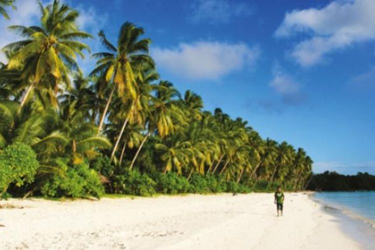 Air laut surut menyingkap tabir keindahan pantai panjang berpasir putih berpagar nyiur.