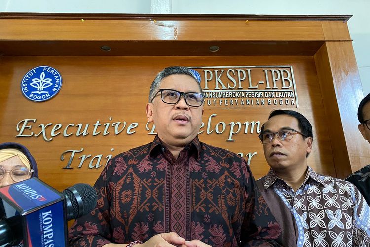 Sekretaris Jenderal PDIP Hasto Kristiyanto bicara soal kedaulatan pangan di Gedung Pusat Kajian Sumberdaya Pesisir dan Lautan (PKSPL) IPB University, Baranangsiang, Bogor, Kamis (21/9/2023). 