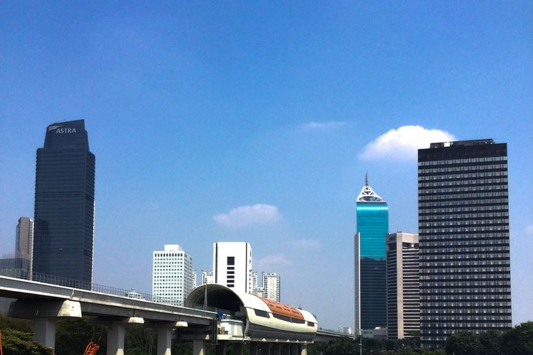 Langit Jakarta terlihat biru beberapa waktu lalu.