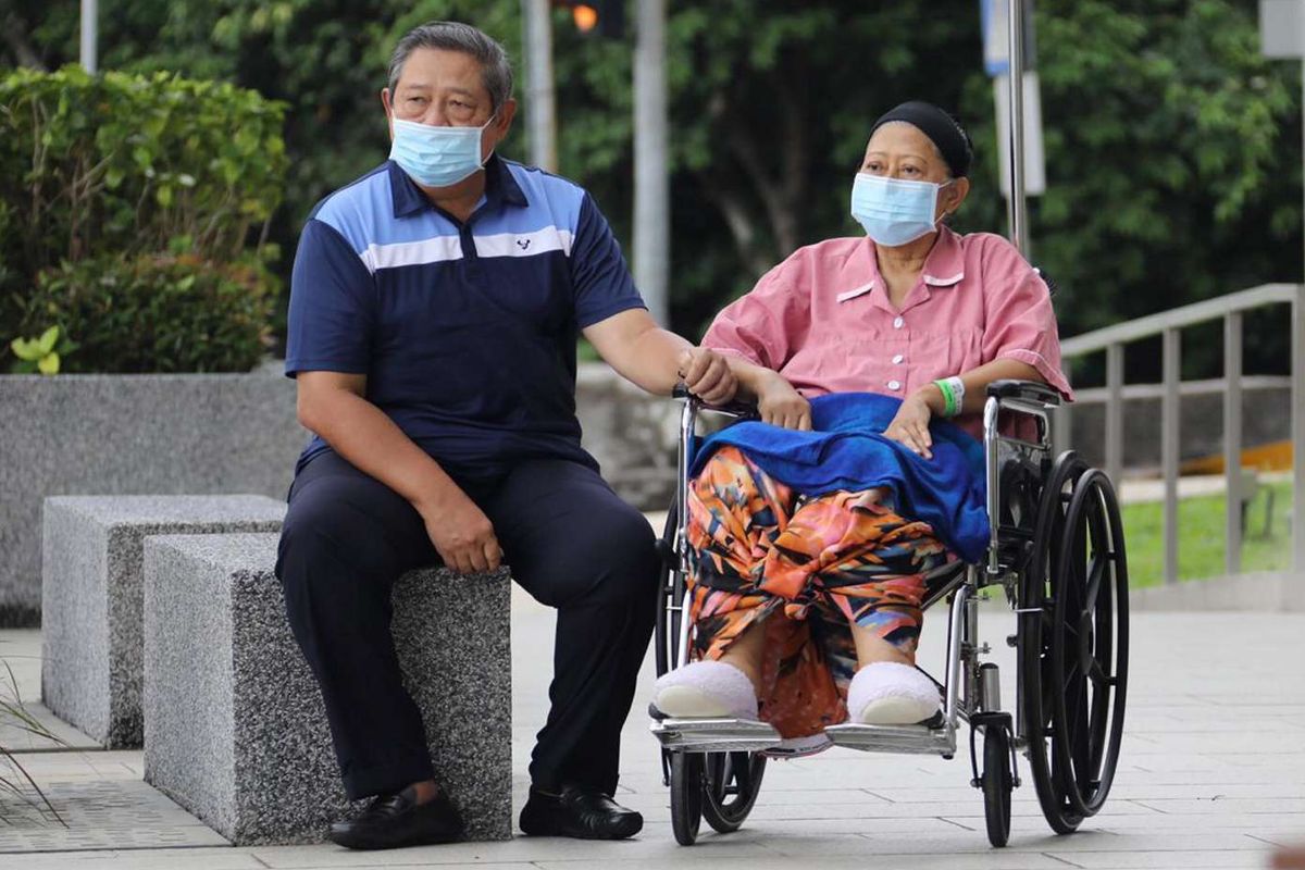 Ani Yudhoyono didampingi oleh Presiden keenam RI Susilo Bambang Yudhoyono saat keluar dari ruang perawatan di National Universtiy Hospital, Singapura, Kamis (16/5/2019).