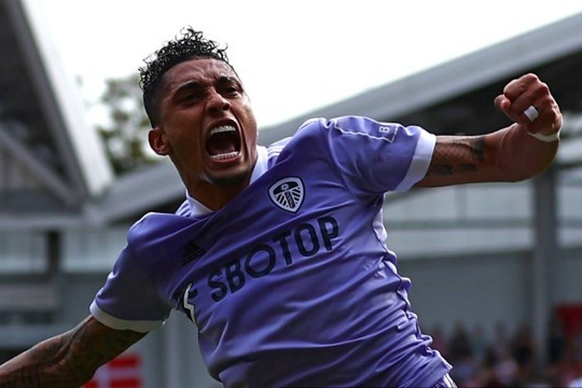 Pemain Leeds United Raphinha merayakan golnya ke gawang Brentford dalam lanjutan Liga Inggris musim 2021-2022 di Stadion Brentford Community, London, pada 22 Mei 2022.
