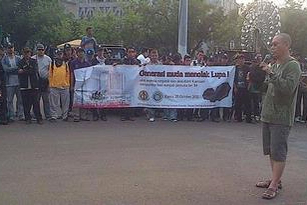 Rektor Sekolah Tinggi Filsafat Driyarkara, Kamis (25/10/2012), berorasi depan Istana Negara. Selain memperingati sumpah pemuda, para mahasiwa ini juga mengampanyekan gerakan Generasi Muda Menolak Lupa.