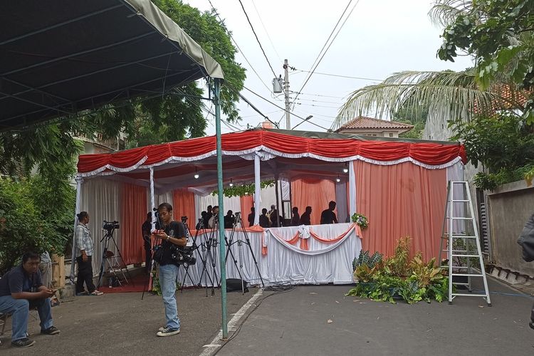 Capres nomor urut 03, Ganjar Pranowo terdaftar di tempat pemungutan suara (TPS) 11 Lempongsari, Kecamatan Gajahmungkur, Kota Semarang, Jawa Tengah. 