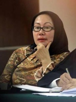 Terdakwa Atut Chosiyah menjalani sidang dengan agenda mendengarkan keterangan saksi Dirjen Otda Kemendagri Djohermansyah Djohan dan ajudan Tubagus Chaeri Wardana alias Wawan, Almin Aling, di Pengadilan Tindak Pidana Korupsi, Jakarta, Kamis (5/6/2014). Atut didakwa terlibat dalam kasus dugaan suap sengketa Pilkada Lebak di Mahkamah Konstitusi dan terancam hukuman penjara maksimal 15 tahun.