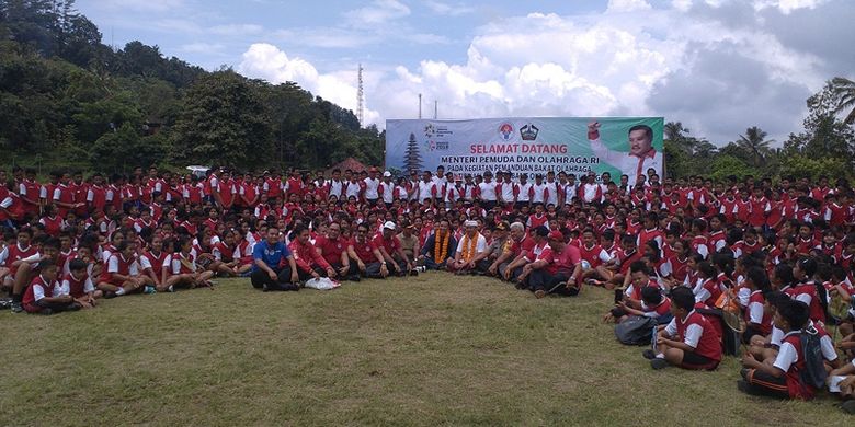 Para peserta kegiatan Pemanduan Bakat Olahraga dan Identifikasi Bakat Cabang Olahraga Bulu Tangkis yang diadakan Kementerian Pemuda dan Olahraga (Kemenpora) di Institut Hindu Darma Negeri, Lapangan Kubu Bangli, Kabupaten Bangli, Sabtu (24/2/2018). 