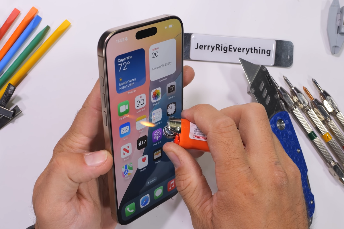 Youtuber dari kanal Jerry Rig Everything melakukan uji ketangguhan atau durability test untuk iPhone 16 Pro Max. Ia menggores, membakas, dan membengkokkan smartphone dengan tangan kosong.